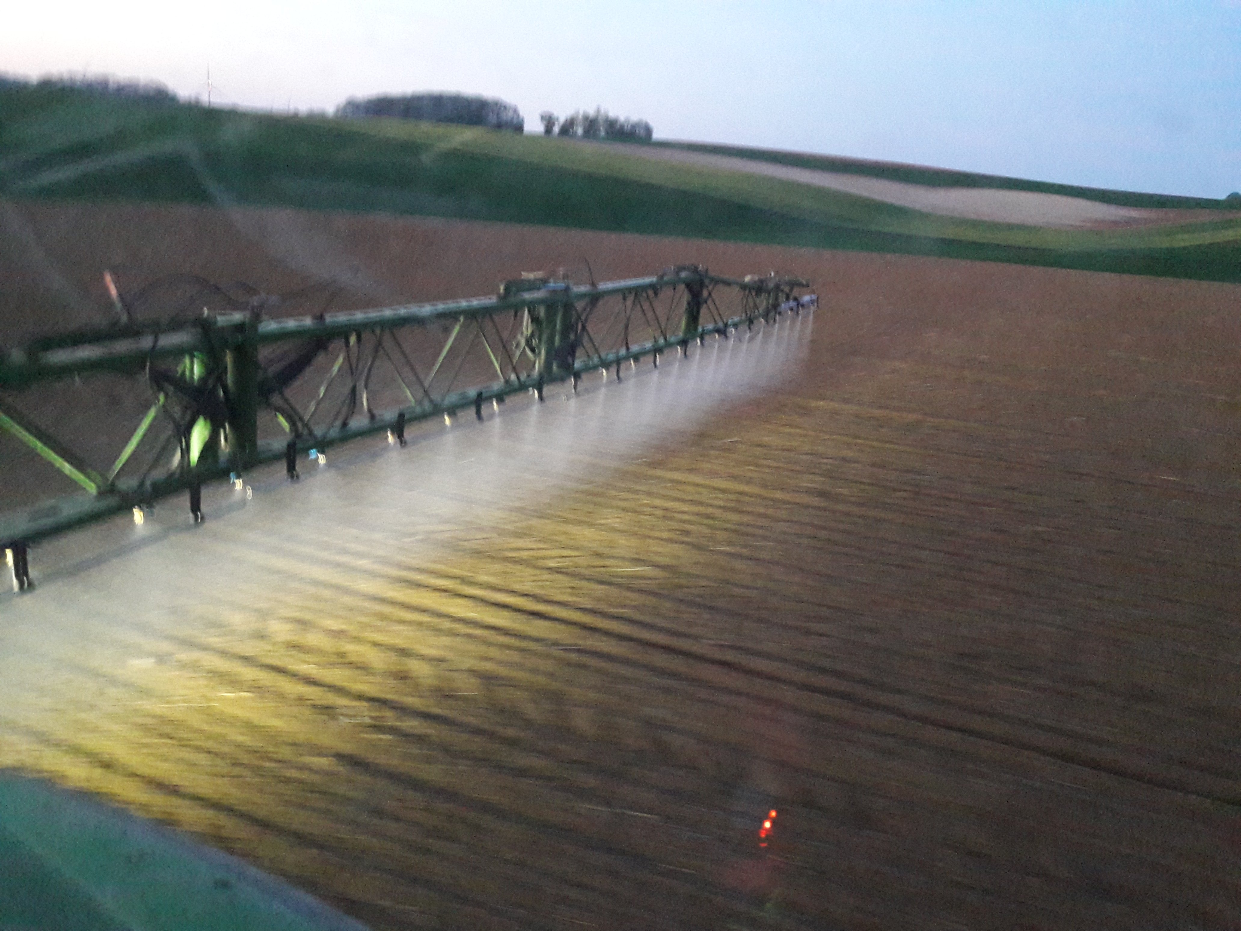 Pulv+®risation de nuit herbicides betteraves, protection des cultures - Cr+®dit photo _ @GuyotVincent02