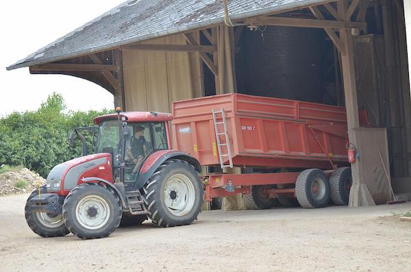 tracteur-agricole-benne-remorque-moisson-recolte-chantier-logistique-grain-transport